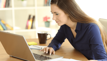 Die Homeoffice-Pauschale macht es Arbeitnehmern:innen leicht, die Arbeit von zu Hause steuerlich abzusetzen.
