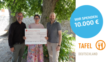 Der Vorstand des Altbayerischen Lohnsteuerhilfevereins e.V. mit dem Spendenscheck in Höhe von 10.000 € an die Tafel Deutschland e.V.